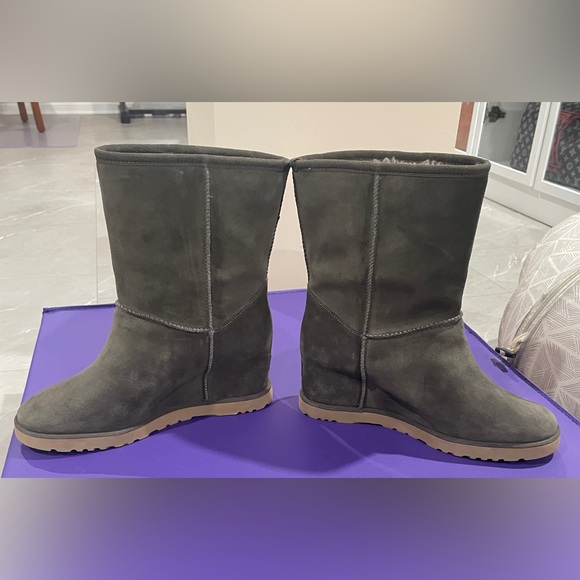 UGG Gray Classic Femme Short Boots Size 10 NEVER WORN - Picture 4 of 9